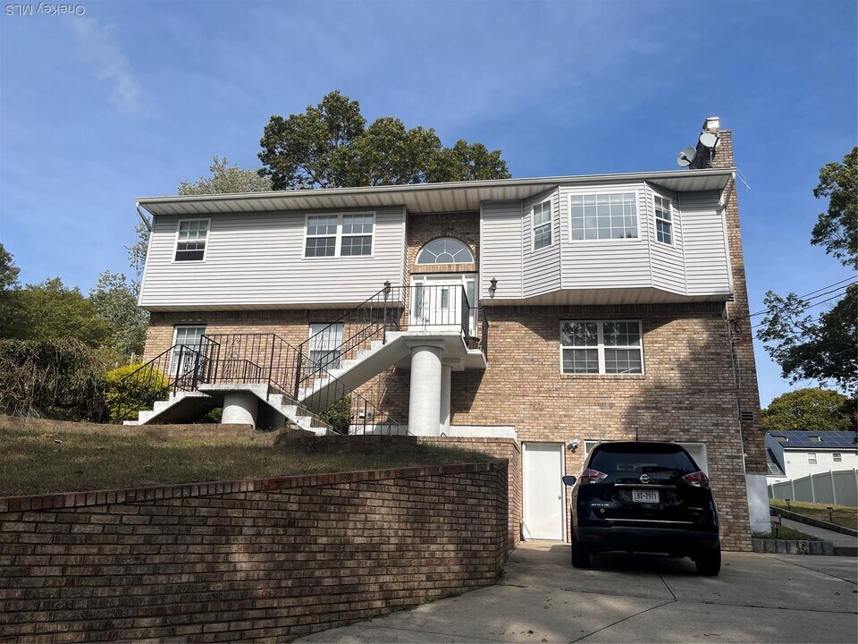 39 Elder Ave in Farmingville, NY - Building Photo