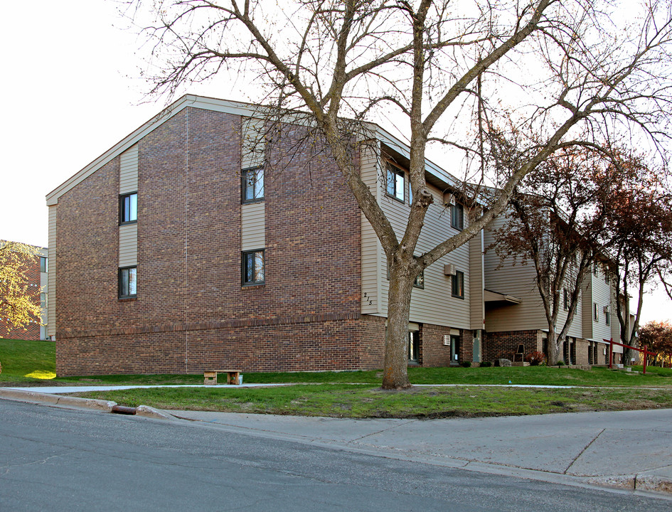 Valley View Apartments in Hutchinson, MN - Building Photo