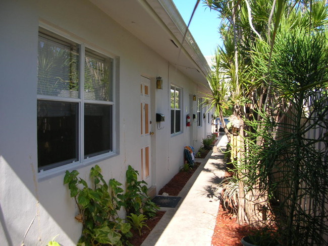 642 SE 19th Ave in Deerfield Beach, FL - Building Photo - Building Photo