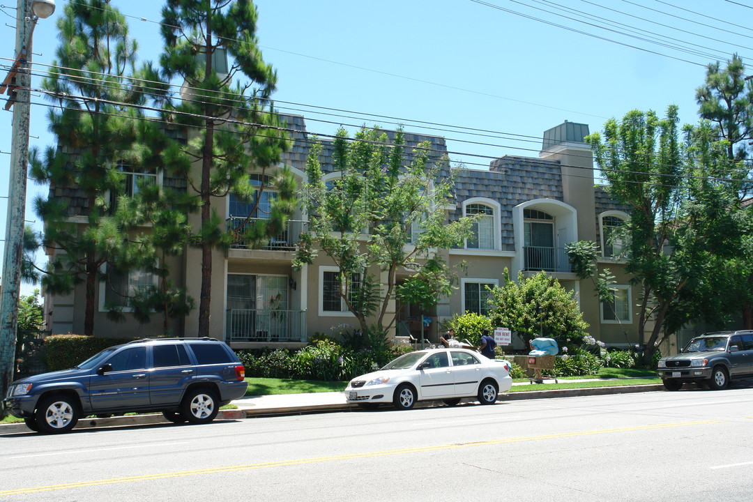 Kester Village in Sherman Oaks, CA - Foto de edificio