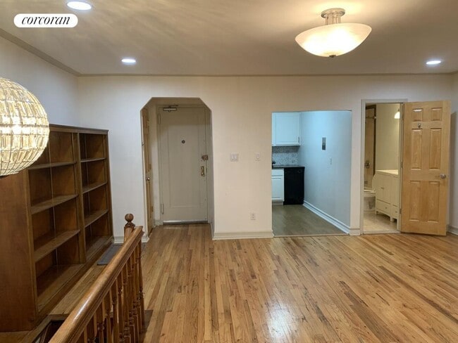 25 W 70th St in New York, NY - Building Photo - Building Photo