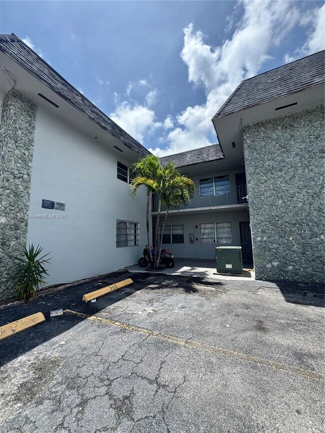 300 NE 1st Ct in Hallandale Beach, FL - Building Photo - Building Photo