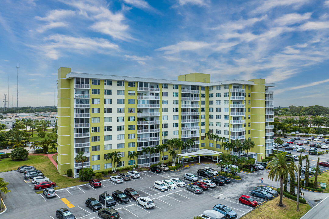 Hillcrest No 21 in Hollywood, FL - Building Photo