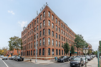 1 Tiffany Pl in Brooklyn, NY - Building Photo - Building Photo