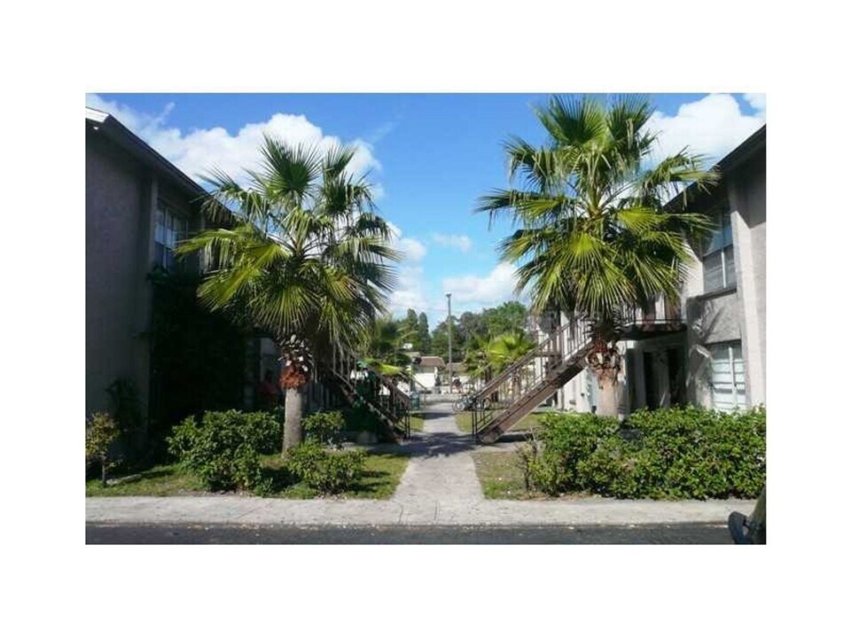 1347 Baywatch Loop in Tampa, FL - Building Photo
