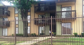 Ramblewood Apartments I & II in Dallas, TX - Building Photo