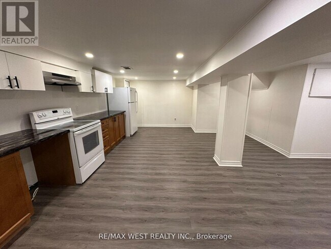 26 Walter Ave in Newmarket, ON - Building Photo - Building Photo