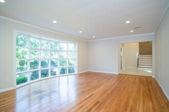 17 Vista Dr in Great Neck, NY - Building Photo - Building Photo