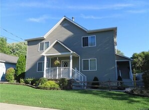 145 Caledonia St, Unit 2E in Lockport, NY - Foto de edificio - Building Photo