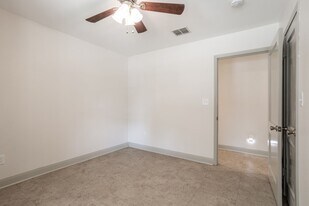 1517 Live Oak St in Columbus, TX - Building Photo