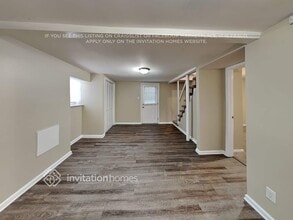 2246 Collins Dr in East Point, GA - Foto de edificio - Building Photo