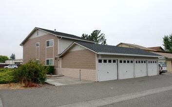 6530 County Club Dr in Rohnert Park, CA - Building Photo - Building Photo