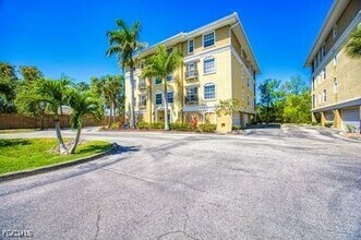 10090 Lake Cove Dr in Ft. Myers, FL - Building Photo - Building Photo
