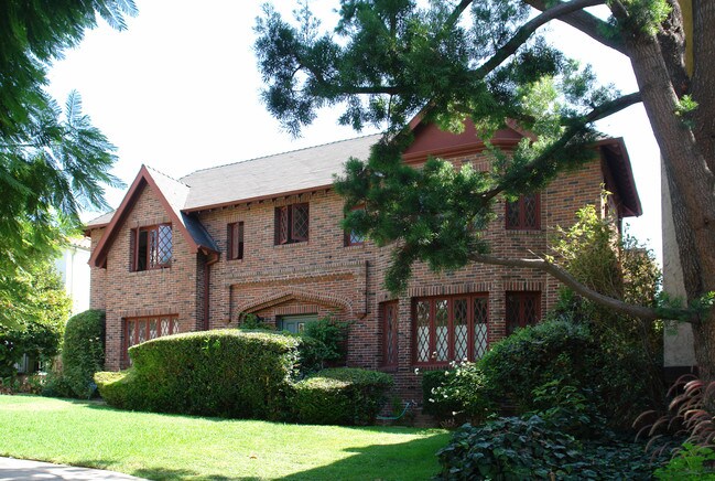 1260 N Flores St in West Hollywood, CA - Building Photo - Building Photo