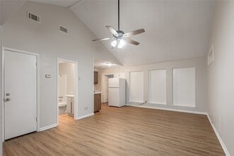 74 Westwood Dr W in Trinity, TX - Foto de edificio - Building Photo