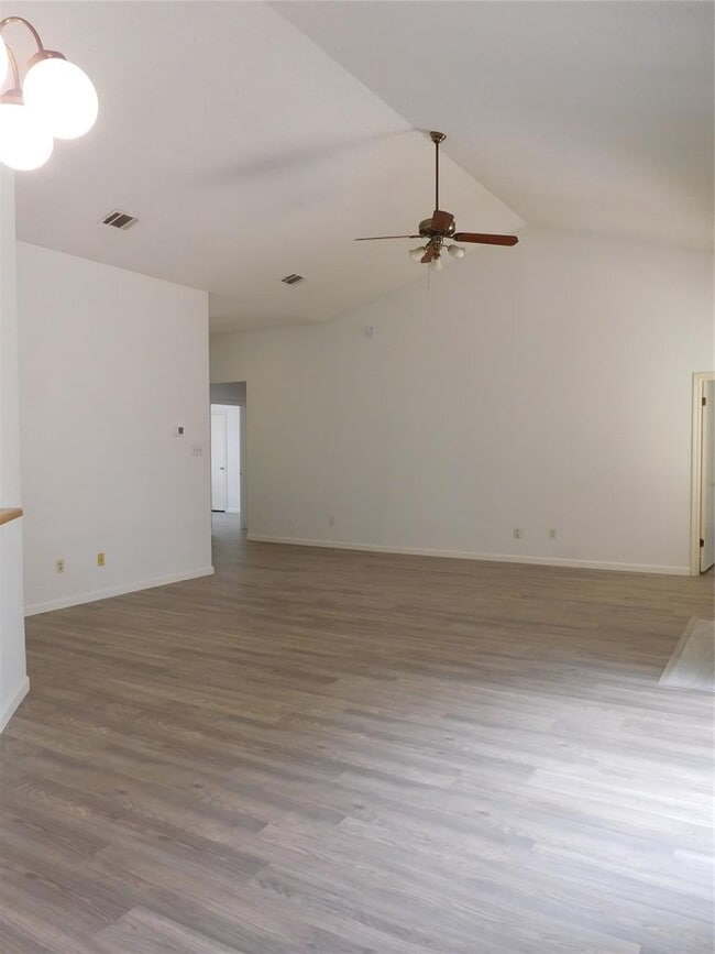 2202 Quiet Wood Dr in Austin, TX - Building Photo - Building Photo