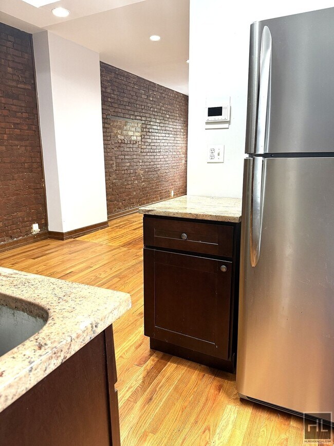 243 Senator St in Brooklyn, NY - Foto de edificio - Building Photo