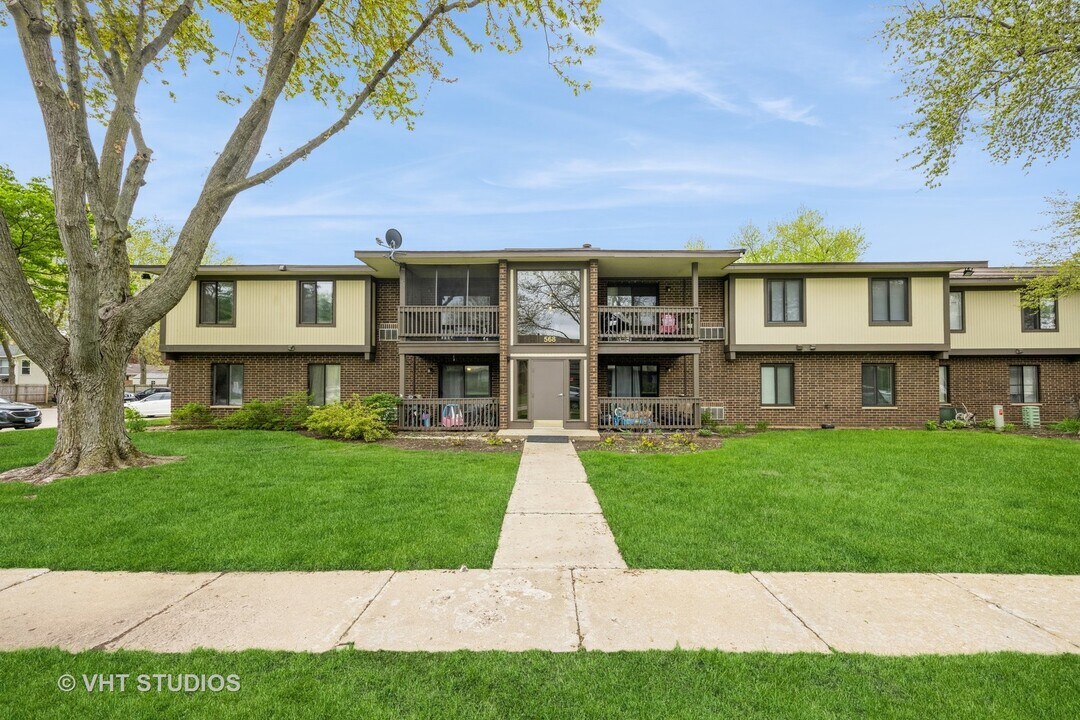 568 Somerset Ln in Crystal Lake, IL - Building Photo
