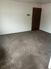 10621 W Lincoln Ave in West Allis, WI - Building Photo - Building Photo