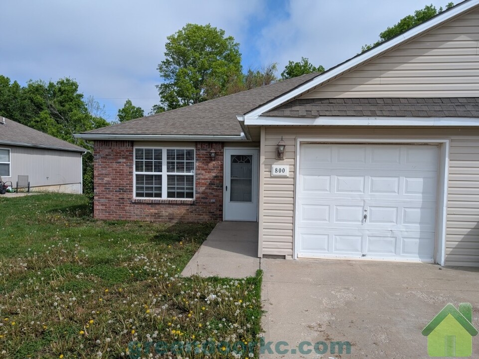 800 Fall Meadow Ln in Belton, MO - Building Photo