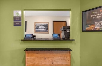 Furnished Studio-Fort Myers - Northeast in Ft. Myers, FL - Foto de edificio - Building Photo