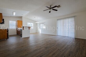 900 Lost Trail Way in Bakersfield, CA - Building Photo - Building Photo