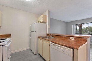 1430 Meadows Cir W, Unit 1430 in Boynton Beach, FL - Building Photo