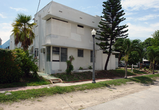 2425 Flamingo Pl in Miami Beach, FL - Building Photo - Building Photo