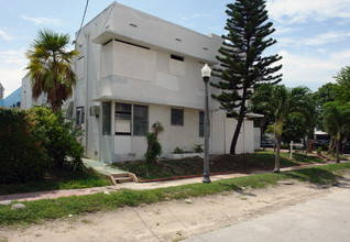 2425 Flamingo Pl in Miami Beach, FL - Foto de edificio - Building Photo