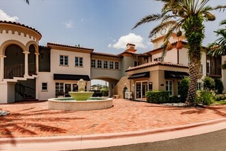 3200 Village Walk Cir, Unit Apartment 201 in Naples, FL - Foto de edificio - Building Photo