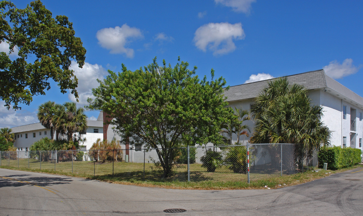 Granada Apartments in Lauderdale Lakes, FL - Building Photo