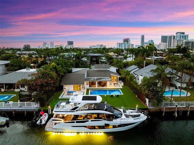 207 Holiday Dr in Hallandale Beach, FL - Building Photo - Building Photo