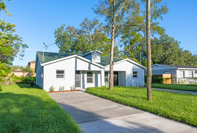 14200 N 19th St in Tampa, FL - Foto de edificio - Building Photo