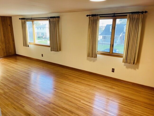 160 Joseph Dr, Unit 160 Joseph Dr Upper