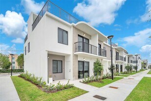 14506 SW 261st St in Princeton, FL - Building Photo