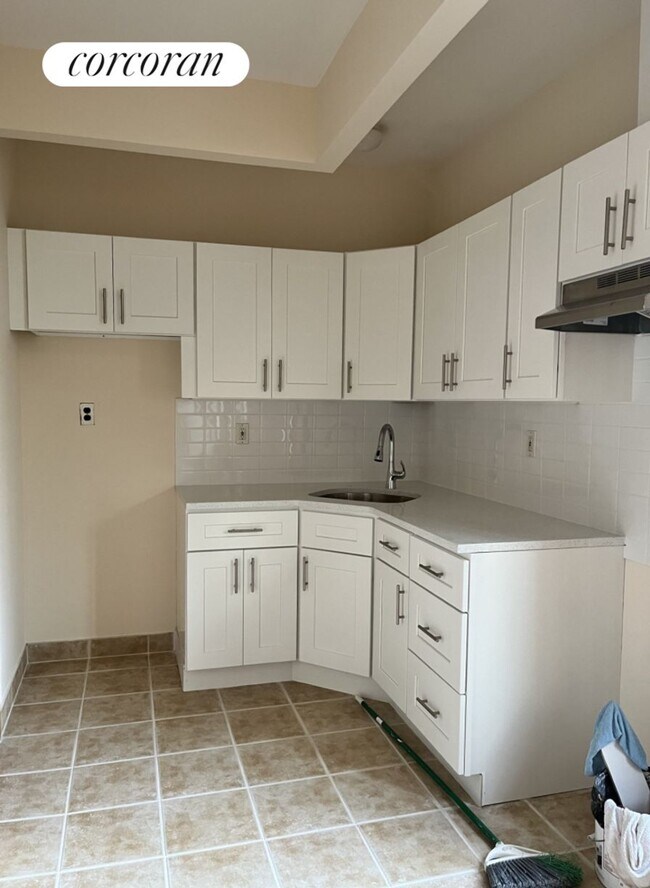 242 E 85th St in New York, NY - Building Photo - Building Photo