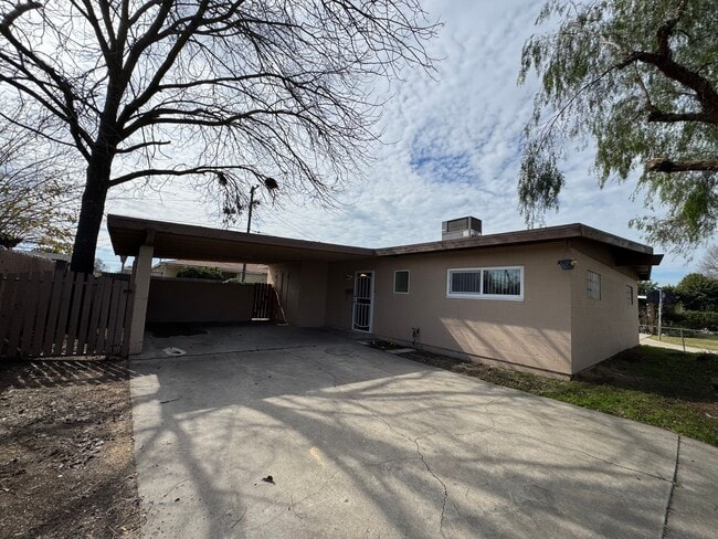 2654 E Saginaw Way in Fresno, CA - Building Photo - Building Photo