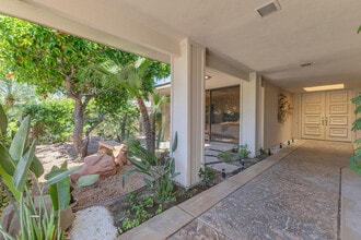 24 Columbia Dr in Rancho Mirage, CA - Foto de edificio - Building Photo