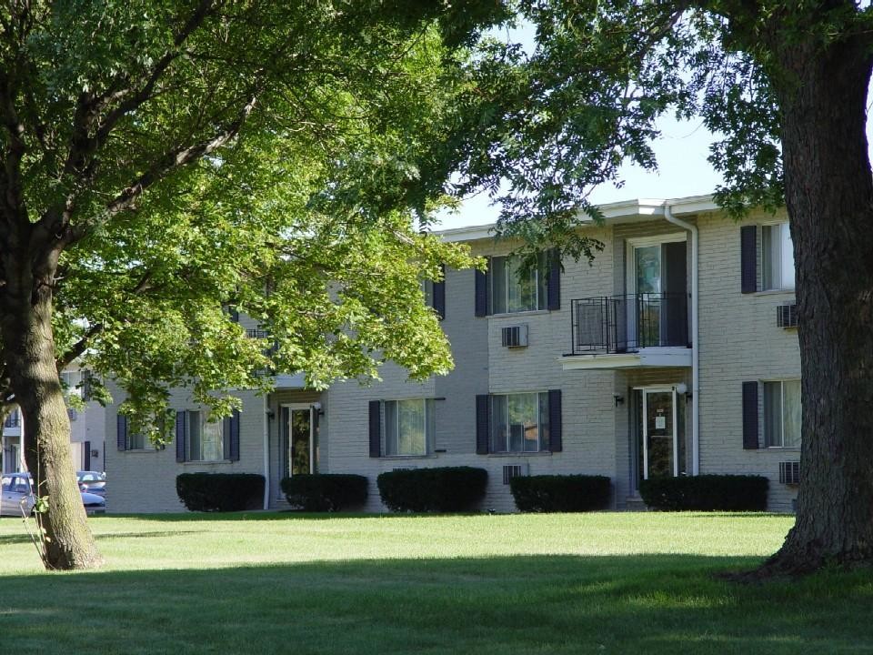 High Meadows Apartments in Dekalb, IL - Foto de edificio