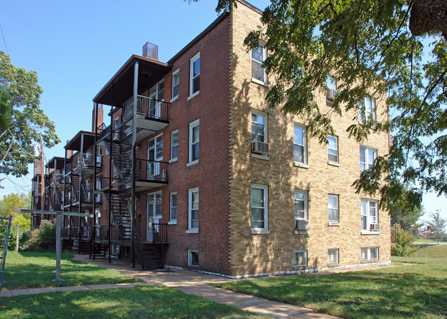 Broadway Bluffs Apartments in St. Louis, MO - Building Photo - Building Photo