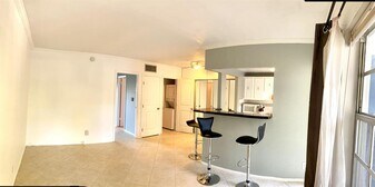 1407 NE 56th St, Unit 207 in Fort Lauderdale, FL - Building Photo