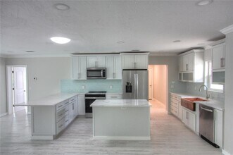 306 Island Cir in Siesta Key, FL - Building Photo - Building Photo