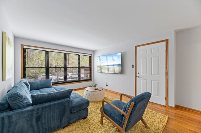 2034 W Berteau Ave