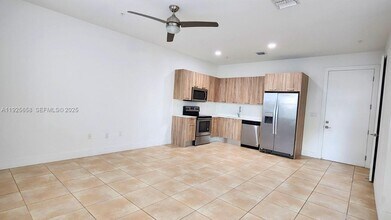 460 NE 35th Ct in Oakland Park, FL - Building Photo - Building Photo