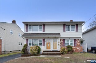 421 Leonhardt Dr in Saddle Brook, NJ - Building Photo