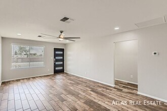 10817 N 46th Ave in Glendale, AZ - Foto de edificio - Building Photo