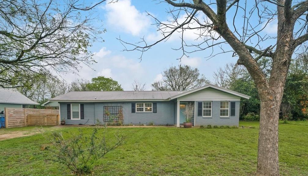 1607 Carter St in Bastrop, TX - Building Photo