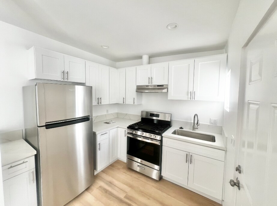 1469 12th Ave in Los Angeles, CA - Building Photo