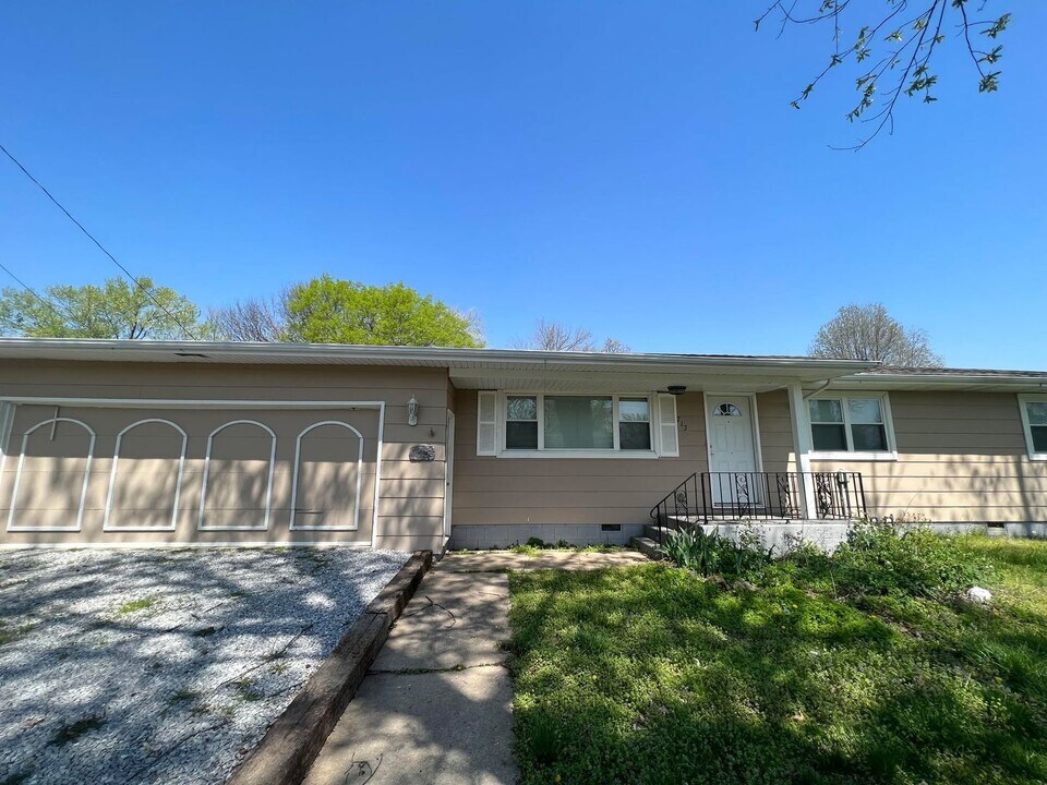 713 Locust St in Carl Junction, MO - Building Photo