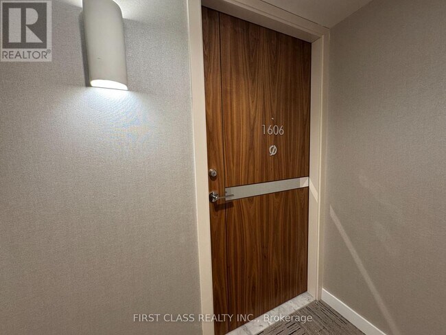 27 McMahon Dr in Toronto, ON - Building Photo - Building Photo